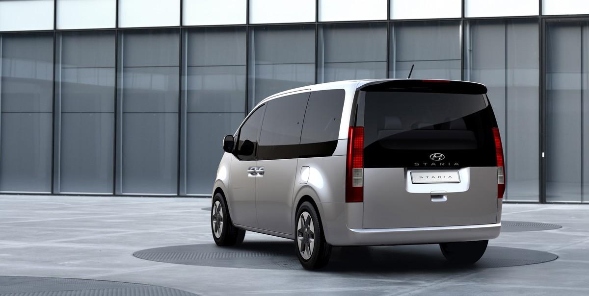 Die Heckpartie besticht durch eine bis hinunter zum Stoßfänger reichende Heckklappe. Für die Nutzfahrzeug-Varianten wird es aber Flügeltüren geben. | Foto: Hyundai