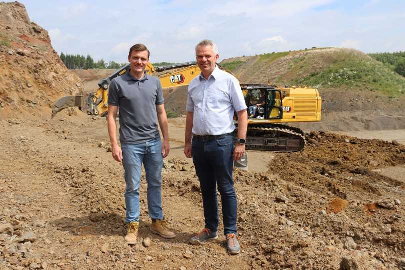 Ein neuer Cat Kettenbagger 352 wurde von der Zeppelin Niederlassung Hanau und ihrem Verkaufsrepräsentant Moritz Caspar (links) an die Theodor Stephan KG und ihren geschäftsführenden Gesellschafter, Arndt Nikolaus Loh (rechts), geliefert. | Foto: Zeppelin