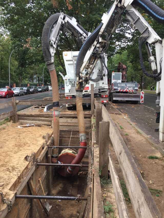 Um den Druckliner vollflächig zu verkleben wurde die glatte Oberfläche des GFK-Liners gesandstrahlt. Die beiden Saug- bagger saugten das Strahlgut aus der Leitung.