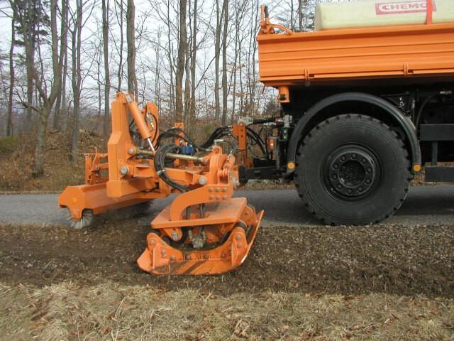 Söder Bankettverdichter PV5000 mit nachgeführter Kehrmaschine bedeutet Bankettpflege in einem Arbeitsgang.