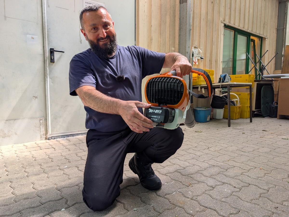 Einfache Bedienung, leichtes Arbeiten, extrem kurze Ladezeit: Hasan Sahin ist begeistert vom Allpro Akku-System von Stihl. | Foto: B_I MEDIEN/Saric Einfache Bedienung, leichtes Arbeiten, extrem kurze Ladezeit: Hasan Sahin ist begeistert vom Allpro Akku-System von Stihl. | Foto: B_I MEDIEN/Saric