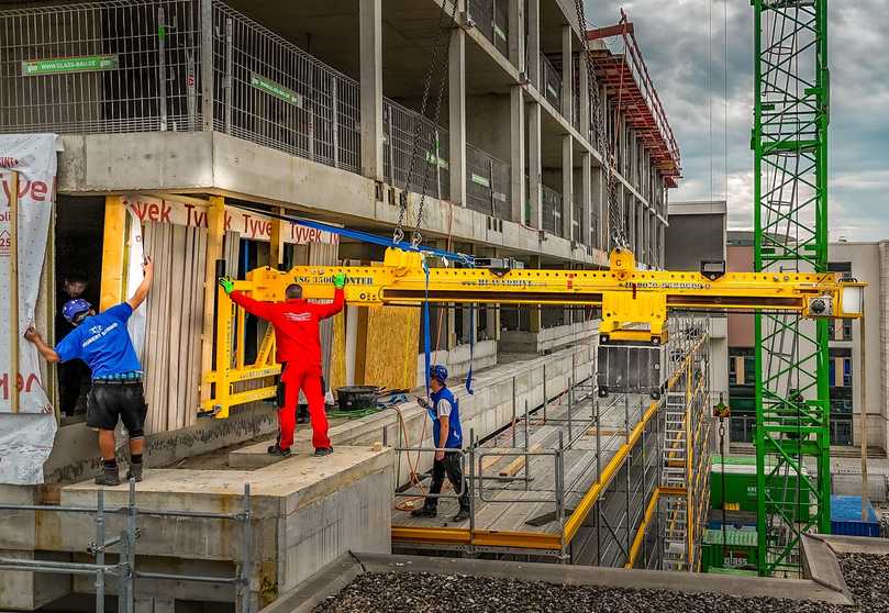 Mit der Kontertraverse und dem Gabeladapter lassen sich Holzwände bis zu 3,3 Meter tief in Laubengänge einheben. | Foto: Heavydrive.com Mit der Kontertraverse und dem Gabeladapter lassen sich Holzwände bis zu 3,3 Meter tief in Laubengänge einheben. | Foto: Heavydrive.com