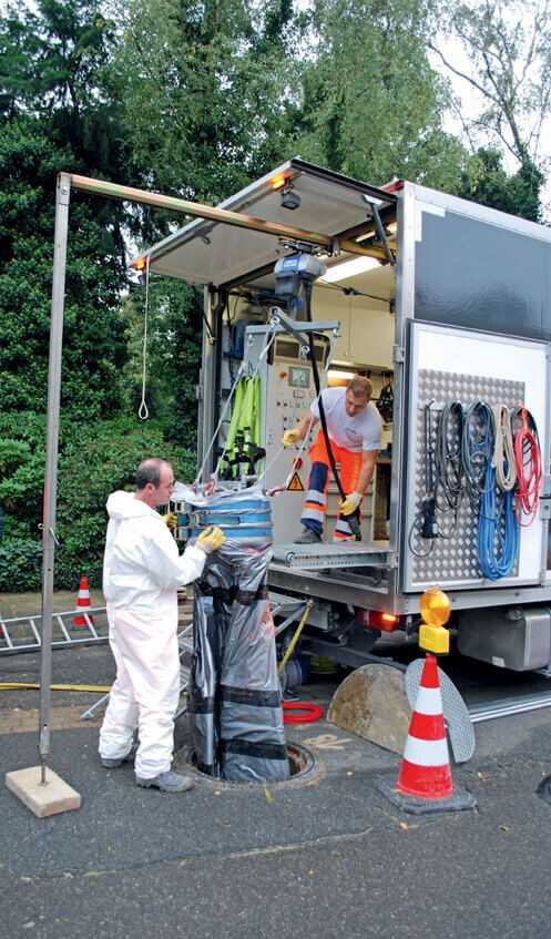 Einführen des Liners in den Schacht: Das Sanierungsfahrzeug wurde speziell für das Vertiliner-Verfahren aufgebaut.