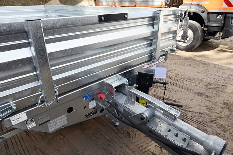 Für den Langmaterialtransport lässt sich die Stirnwand nach vorne abklappen. Das höhenverstellbare Zugrohr erlaubt eine stufenlose Anpassung ans Zugfahrzeug. | Foto: QUATEX Für den Langmaterialtransport lässt sich die Stirnwand nach vorne abklappen. Das höhenverstellbare Zugrohr erlaubt eine stufenlose Anpassung ans Zugfahrzeug. | Foto: QUATEX