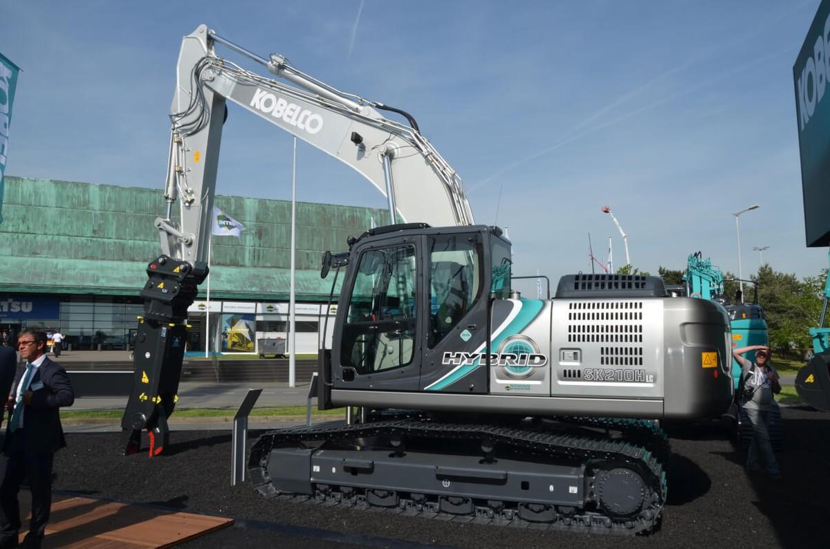 Kobelco hat Mitte 2017 seinen Hybridbagger SK210HLC-10 auf den europäischen Markt gebracht und seitdem schon mehr als 50 Maschinen verkauft. Im Gegensatz zur Komatsu-Hybridtechnik besitzt er eine Lithium-Ionen-Batterie. Kobelco gibt die Kraftstoffersparnis gegenüber dem Standard-SK210 mit zwölf Prozent an. | Foto: B_I