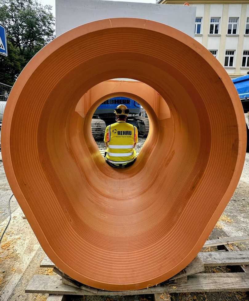 Für die Schachtsanierung in Reichenbach kombinierte Rehau unterschiedliche Fertigungstechnologien. Die einzelnen Komponenten wurden schließlich auf der Baustelle zusammengefügt und verschweißt. | Foto: Rehau Industries