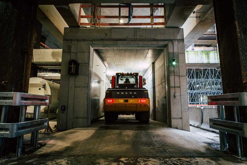 In der Druckluftschleuse: Der Volvo L120 Elektro-Radlader auf dem Weg zu seinem Einsatzort in 27 Metern Tiefe. | Foto: Volvo CE