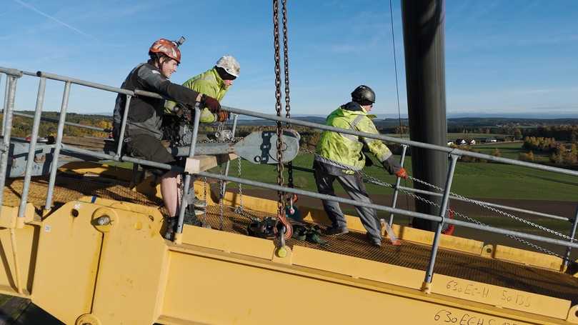 Der Liebherr-Obendreher 630 EC-H 50 aus dem Beutlhauser-Mietpark in Regensburg wurde im neu entstehenden Gebäude montiert. | Foto: Beutlhauser