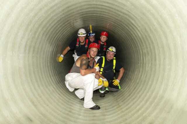 Mitarbeiter der Kolonne im ausgehärteten Alphaliner DN 1750 | Foto: Relineeurope Mitarbeiter der Kolonne im ausgehärteten Alphaliner DN 1750 | Foto: Relineeurope