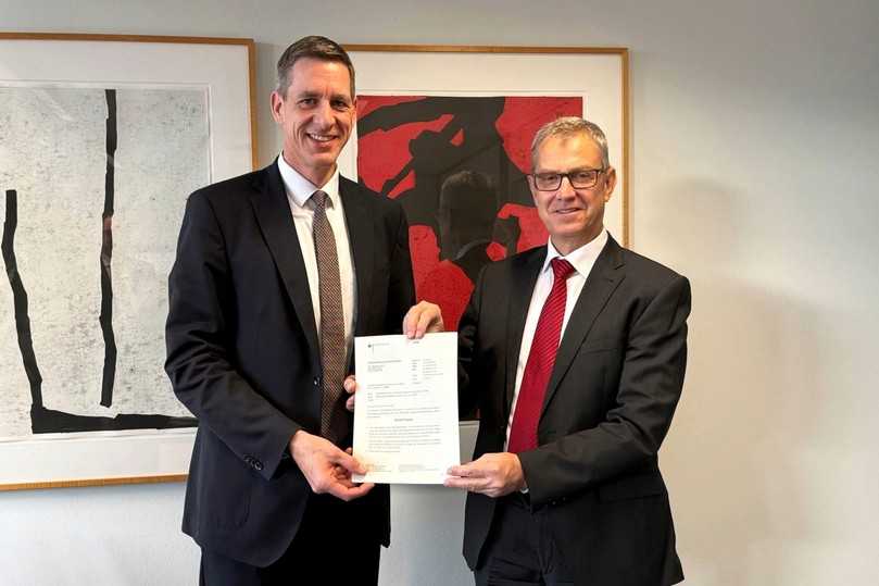 Grünes Licht für die Magnetschwebebahn: Vorstandsvorsitzender Stefan Bögl (l.) hat die Genehmigung von Stefan Dernbach, Präsident des Eisenbahn-Bundesamts, erhalten. | Foto: Max Bögl