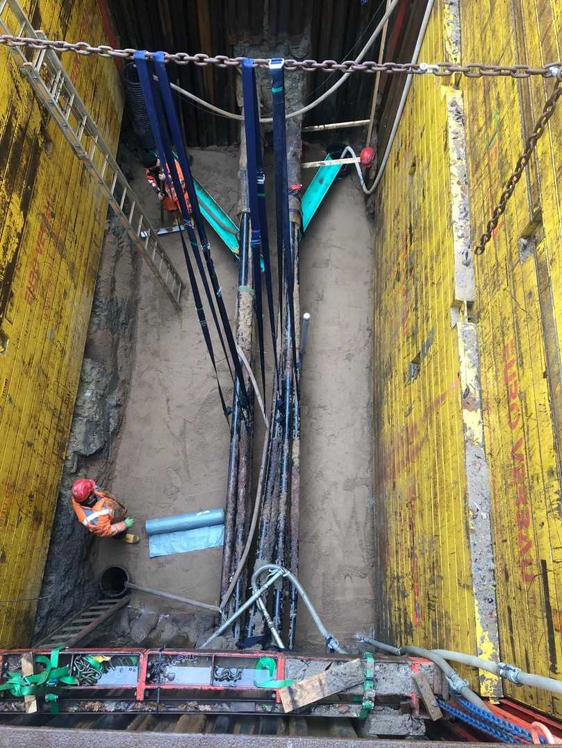 Arbeiten im engen Verbau: Leitungen werden gesichert und für die Bauarbeiten der S4 freigelegt. | Foto: J. und H. Burmeister Tiefbau