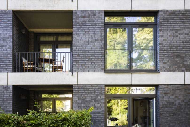 Schwarzer Verblender mit dunkler Fuge: Um die „Zukunftsfähigkeit“ des Bauwerks zu erreichen, kann der Wohnungsmix durch Versetzen von Wänden nachträglich verändert werden. | Foto: Vandersanden Schwarzer Verblender mit dunkler Fuge: Um die „Zukunftsfähigkeit“ des Bauwerks zu erreichen, kann der Wohnungsmix durch Versetzen von Wänden nachträglich verändert werden. | Foto: Vandersanden
