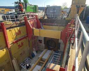 XL-Box unter Bahnschienen