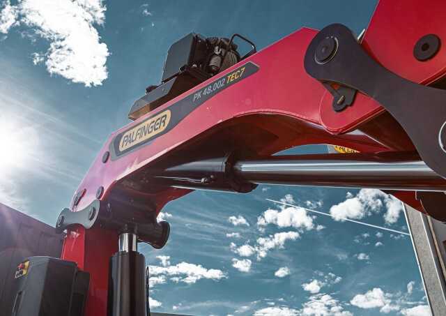 Der PK 48.002 TEC 7 E mit PJ150E mit DPS-C verhebt in einer 70°-Stellung bis zu 1.080 kg auf 18 m Höhe und in 17 m Reichweite. |