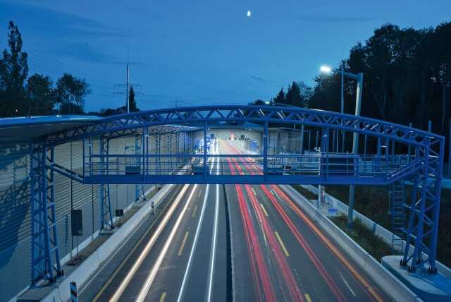 Die architektonisch anspruchsvollen, leuchtend blauen Schilderbrücken prägen die Optik des Tunnels Schnelsen. Sie tragen sowohl die Lärmschutzwände als auch die Signaltechnik. | Foto: Via Solutions Nord Die architektonisch anspruchsvollen, leuchtend blauen Schilderbrücken prägen die Optik des Tunnels Schnelsen. Sie tragen sowohl die Lärmschutzwände als auch die Signaltechnik. | Foto: Via Solutions Nord