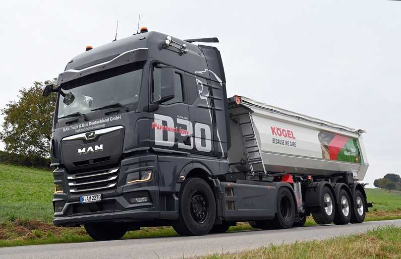 Den TGX 18.560 mit Kögel Muldenkipper im Schlepp rüstete MAN mit dem neuen Konzernmotor D30 aus. | Foto: QUATEX