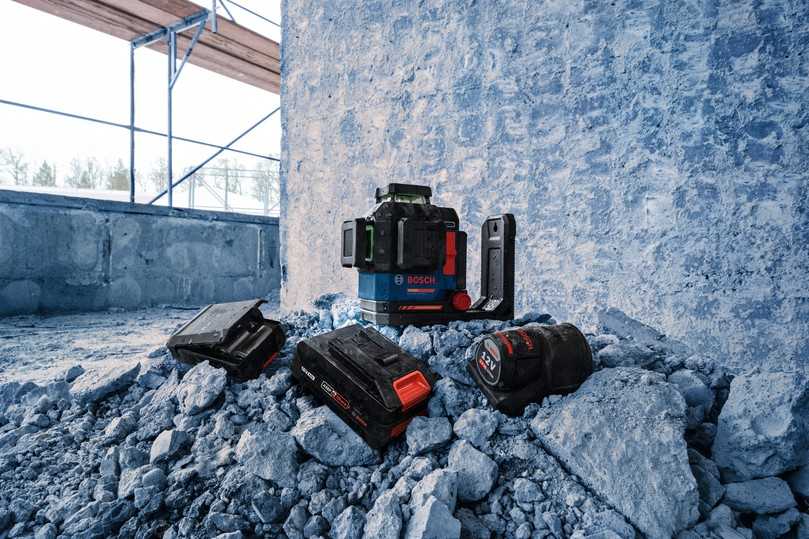 Der zentrale technische Vorteil des EXLL18V-120-33CG ist die „Triple Power Source“: Das offene Batteriefach erlaubt den nahtlosen Wechsel zwischen verschiedenen Energiequellen. | Foto: Bosch Power Tools Der zentrale technische Vorteil des EXLL18V-120-33CG ist die „Triple Power Source“: Das offene Batteriefach erlaubt den nahtlosen Wechsel zwischen verschiedenen Energiequellen. | Foto: Bosch Power Tools