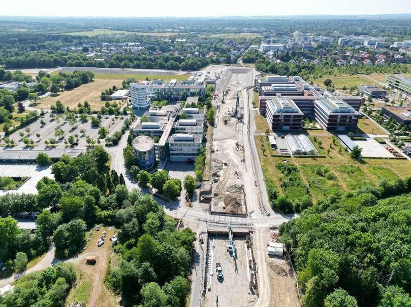 Im Zuge der Tunnelarbeiten muss die kreuzende Straße am Klopferspitz verlegt werden. Bei der Untertunnelung setzt das Bauunternehmen Leonhard Weiss auf ein ausgeklügeltes Deckelbauverfahren. | Foto: Leonhard Weiss Im Zuge der Tunnelarbeiten muss die kreuzende Straße am Klopferspitz verlegt werden. Bei der Untertunnelung setzt das Bauunternehmen Leonhard Weiss auf ein ausgeklügeltes Deckelbauverfahren. | Foto: Leonhard Weiss