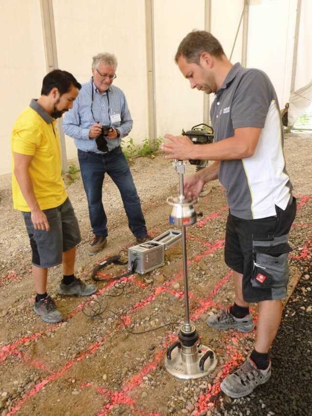 Überprüfung der Verdichtungsleistung mit einem leichten Fallgewichtsgerät. | Foto: N. Kendzia Überprüfung der Verdichtungsleistung mit einem leichten Fallgewichtsgerät. | Foto: N. Kendzia