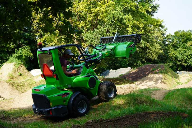 Der Avant 650i mit UmkehrfrĂ€se ist geeignet fĂŒr die Arbeit in Dirtparks. | Foto: Beutlhauser Holding GmbH Der Avant 650i mit UmkehrfrĂ€se ist geeignet fĂŒr die Arbeit in Dirtparks. | Foto: Beutlhauser Holding GmbH
