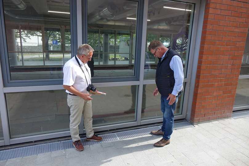 Henrik-Horst Wetzel (l.), Sachverständiger für Schäden an Gebäuden, hat sich intensiv mit Feuchteproblemen an nicht unterkellerten Bestandsgebäuden befasst und gemeinsam mit Dieter Jungmann, Funke Industrie, die Gebäudeschutzrinne als praktikablen Lösungsansatz entwickelt. | Foto: Funke Industrie Henrik-Horst Wetzel (l.), Sachverständiger für Schäden an Gebäuden, hat sich intensiv mit Feuchteproblemen an nicht unterkellerten Bestandsgebäuden befasst und gemeinsam mit Dieter Jungmann, Funke Industrie, die Gebäudeschutzrinne als praktikablen Lösungsansatz entwickelt. | Foto: Funke Industrie
