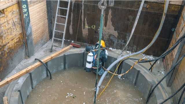 Absaugen des Bentonits und Betonieren der Unterwasserbetonsohle. | Foto: SWO Netz GmbH Absaugen des Bentonits und Betonieren der Unterwasserbetonsohle. | Foto: SWO Netz GmbH