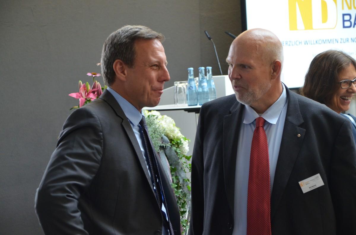Kamen bei der Nordbau-Eröffnungsveranstaltung ins Gespräch: Holstenhallen-Chef Dirk Iwersen (rechts) und Thomas Losse-Müller, SPD-Fraktionsvorsitzender im Kieler Landtag. | Foto: B_I/Budde