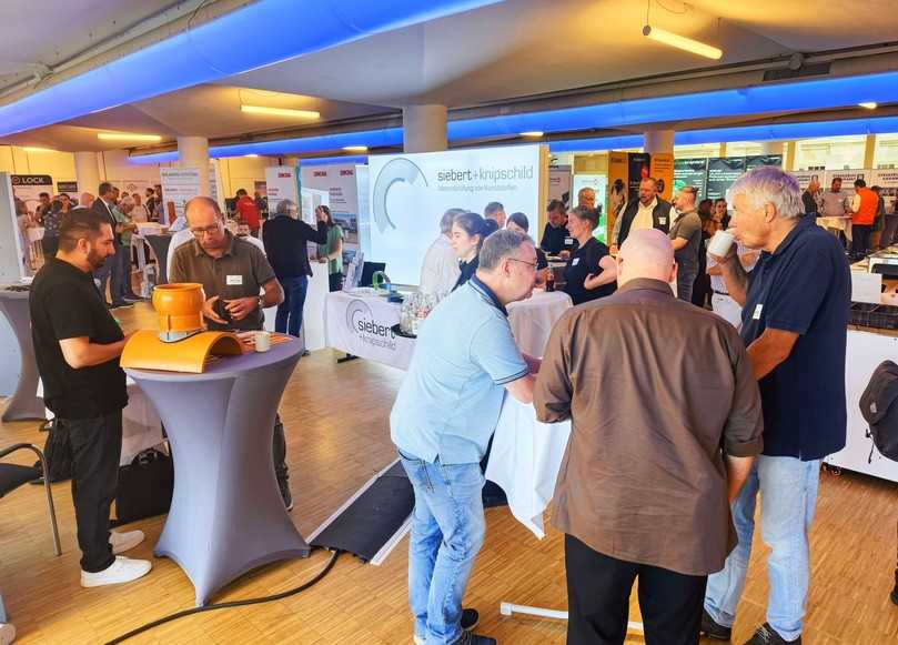 Die begleitende Fachausstellung bot an beiden Tagen Raum für den direkten Austausch über Verfahren, Materialien und aktuelle technische Lösungen. Viele Themen aus den Vorträgen konnten hier im persönlichen Gespräch vertieft werden. | Foto: B_I/Valdix