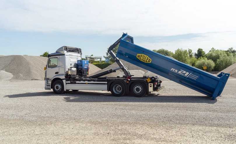 Leise und dennoch kraftvoll zieht das Meiller Hakengerät RS21 den Container per E-Antrieb aufs Fahrgestell. | Foto: Mercedes-Benz Trucks, Meiller, Quatex Leise und dennoch kraftvoll zieht das Meiller Hakengerät RS21 den Container per E-Antrieb aufs Fahrgestell. | Foto: Mercedes-Benz Trucks, Meiller, Quatex