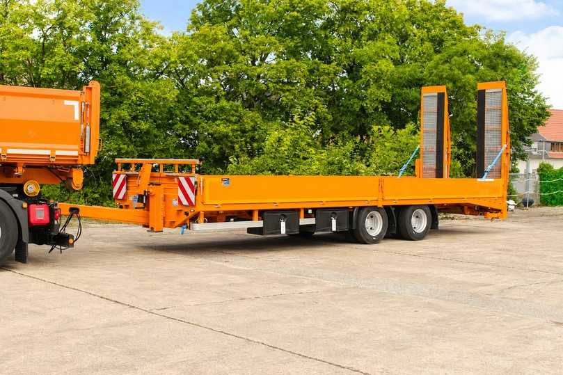 Dieser Tandem-Tieflader (19 Tonnen) verbindet hohe Transportflexibilität mit intelligenten Detaillösungen – von variablen Ladungssicherungssystemen über Sicherheitsausstattung bis hin zur langlebigen Duplex-Beschichtung. | Foto: Blomenröhr