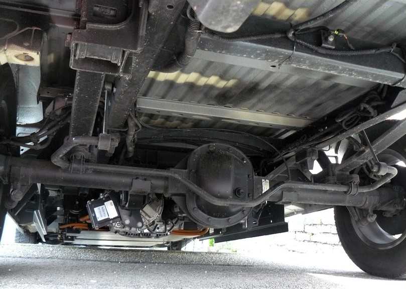 Einzigartige Kombination: klassische Hypoid-Hinterachse, davor der Zentralmotor. | Foto: RU Einzigartige Kombination: klassische Hypoid-Hinterachse, davor der Zentralmotor. | Foto: RU