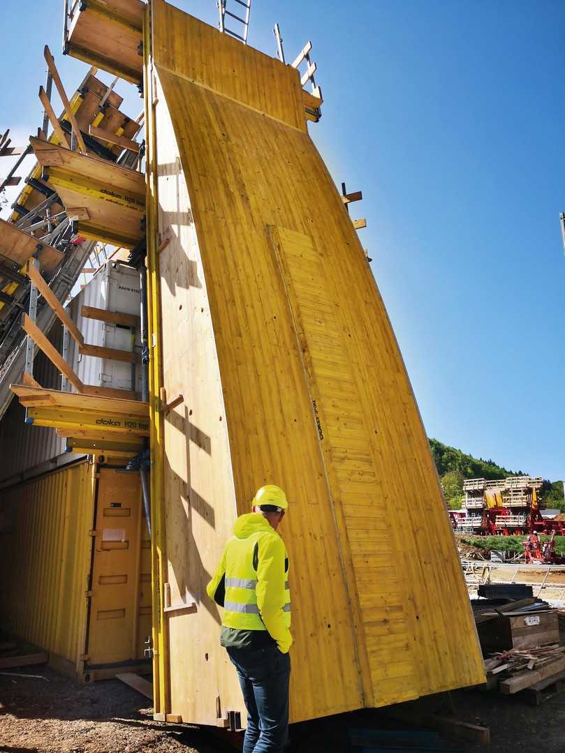 Um Zeit und Kosten zu sparen, wurden die großflächigen, vormontierten Schalungseinheiten als Ganzes versetzt. | Foto: Doka