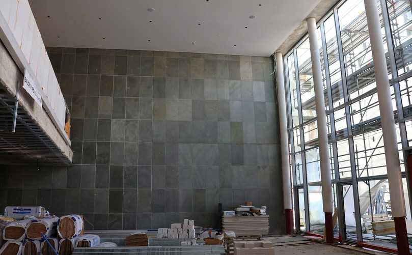 Dort wo die Fugen an der Wand heller sind, war zuvor der Aufzug. Er wurde versetzt, um mehr Raum zu schaffen und die Zugänglichkeit zu verbessern. | Foto: B.Hinrichs