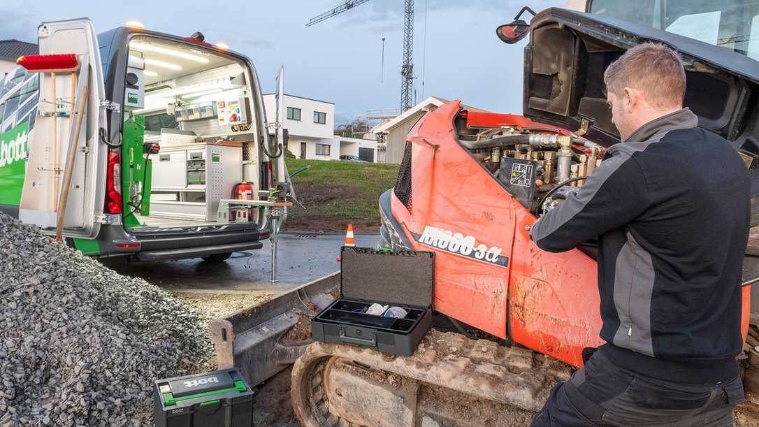Baumaschinen mobil instand halten mit Fahrzeugeinrichtung für Nutzfahrzeuge Baumaschinen mobil instand halten mit Fahrzeugeinrichtung für Nutzfahrzeuge