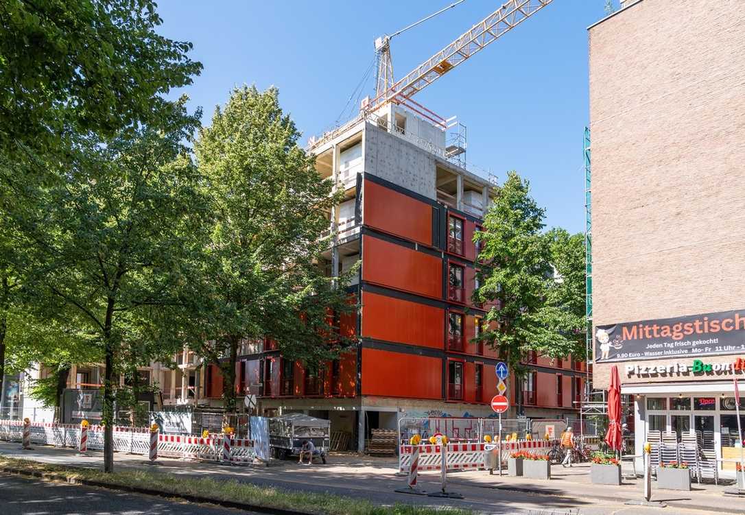 Nachhaltig umbauen: Holzbau macht aus Bürohaus modernen Wohnraum Nachhaltig umbauen: Holzbau macht aus Bürohaus modernen Wohnraum