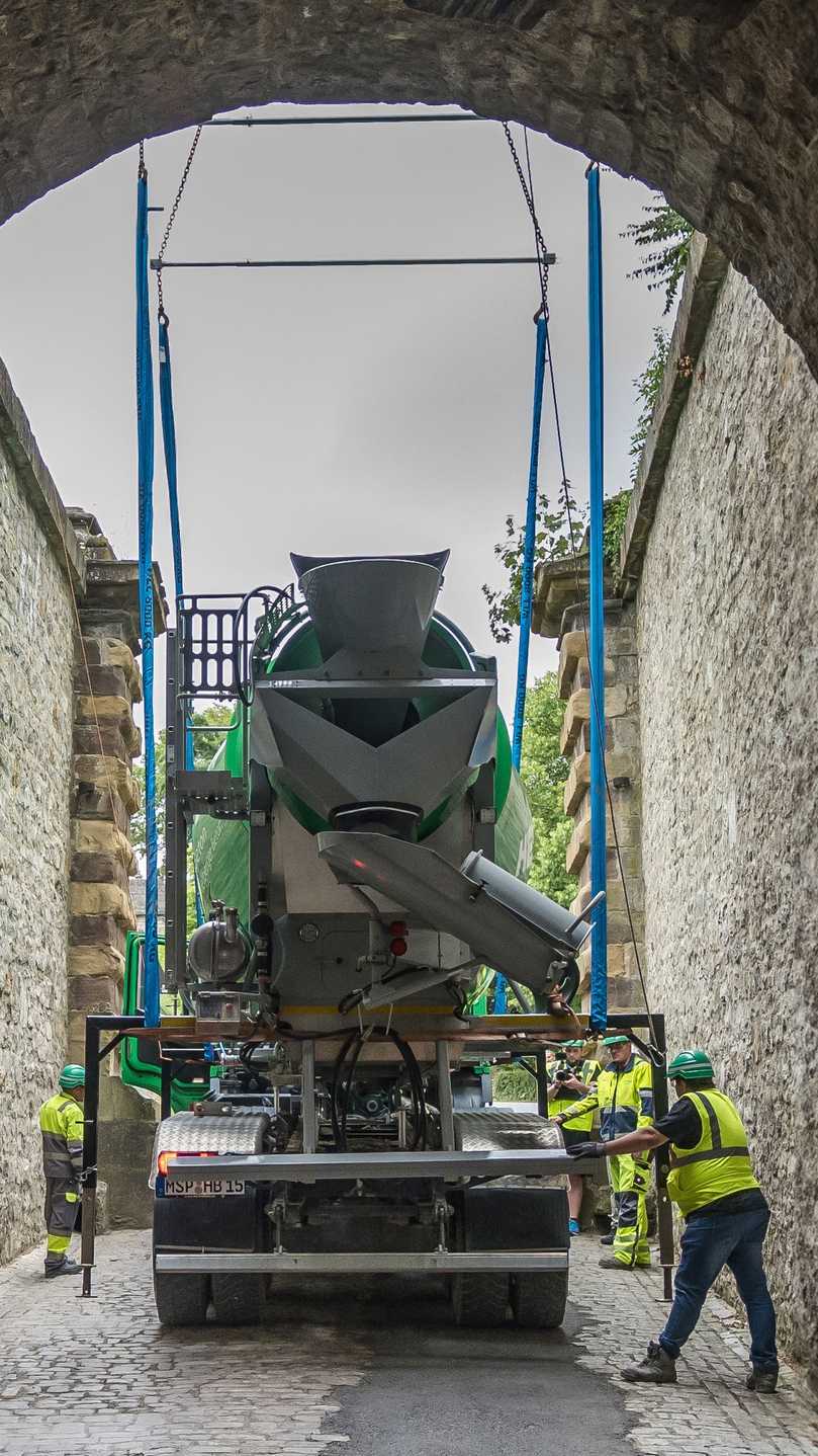 Maßarbeit: Hinter der Festungsmauer wird die Mischertrommel wieder auf den Lkw gesetzt. | Foto: Heidelberg Materials Maßarbeit: Hinter der Festungsmauer wird die Mischertrommel wieder auf den Lkw gesetzt. | Foto: Heidelberg Materials