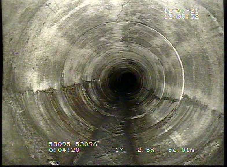 Kanalzustand nach den Fräsarbeiten – die Verformung ist sichtbar. | Foto: Arcadis Kanalzustand nach den Fräsarbeiten – die Verformung ist sichtbar. | Foto: Arcadis