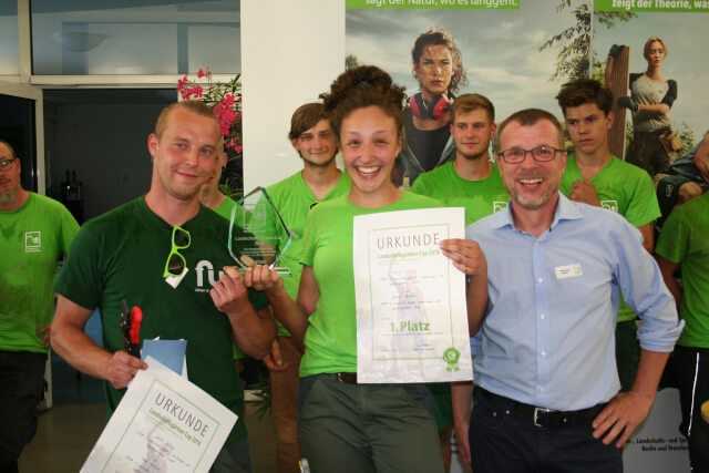 Das Gewinnerteam (v.l.n.r.): Kevin Wilczek und Jeanne Tartler mit dem FGL-Vorsitzenden Matthias Lösch. | Foto: FGL Berlin-Brandenburg