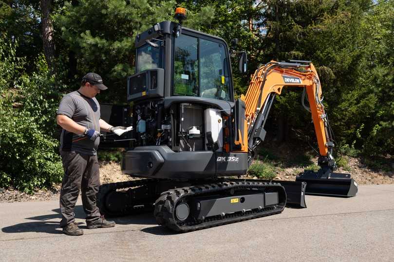 Der DX35Z-7 punktet mit einem besseren Zugang zur Hydrauliköl-Einfüllstelle, auch die Batteriewartung wurde optimiert. | Foto: Develon
