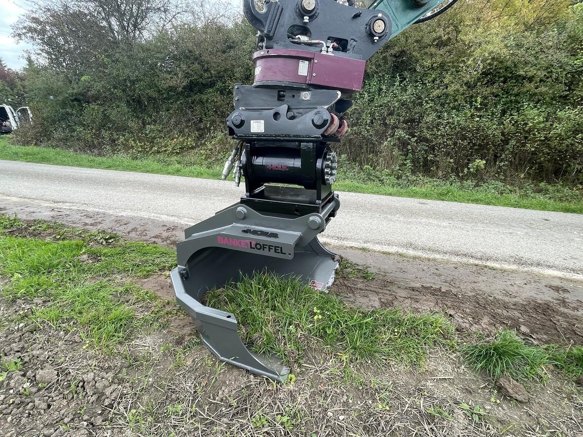 Gleichmäßig gepflegte Straßenränder vor, hinter und unter den Leitplanken: Dafür soll der Bankett-Löffel sorgen. | Foto: Holp