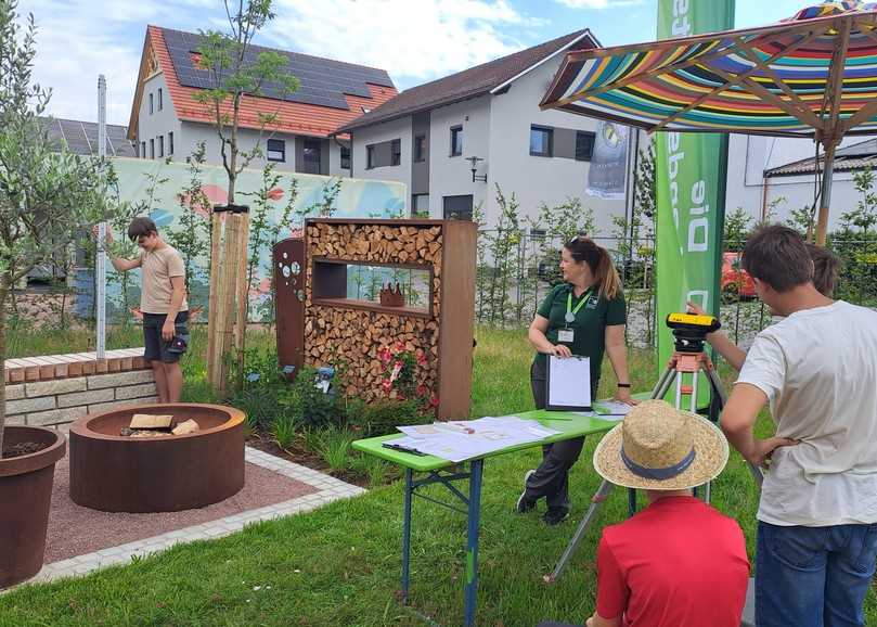 Laura Gaworek (Mitte) erklärt die Ermittlung der Höhe einer Sitzbank mit Hilfe eines optischen Nivelliergeräts. | Foto: Stefan Schnurer Laura Gaworek (Mitte) erklärt die Ermittlung der Höhe einer Sitzbank mit Hilfe eines optischen Nivelliergeräts. | Foto: Stefan Schnurer