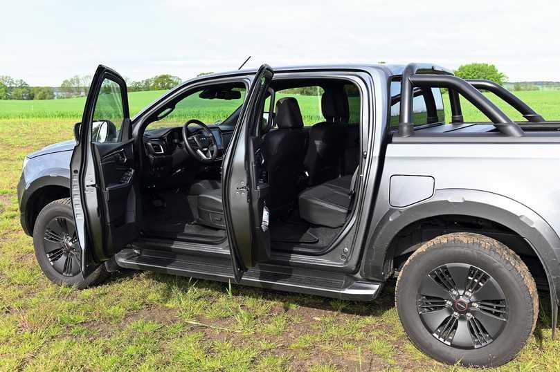Die Doppelkabine bietet Platz für fünf Personen und in sämtlichen Türen passt jetzt auch die große Wasserflasche. | Foto: B_I/ Hausmann Die Doppelkabine bietet Platz für fünf Personen und in sämtlichen Türen passt jetzt auch die große Wasserflasche. | Foto: B_I/ Hausmann