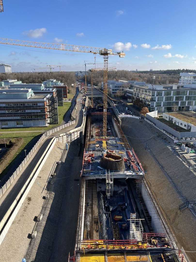 Die Ausführung der dreidimensional geschwungenen Oberlichter und Entrauchungskuppeln in Sichtbetonbauweise erfordert großes Know-how und höchste Präzision von allen Beteiligten. | Foto: Leonhard Weiss Die Ausführung der dreidimensional geschwungenen Oberlichter und Entrauchungskuppeln in Sichtbetonbauweise erfordert großes Know-how und höchste Präzision von allen Beteiligten. | Foto: Leonhard Weiss
