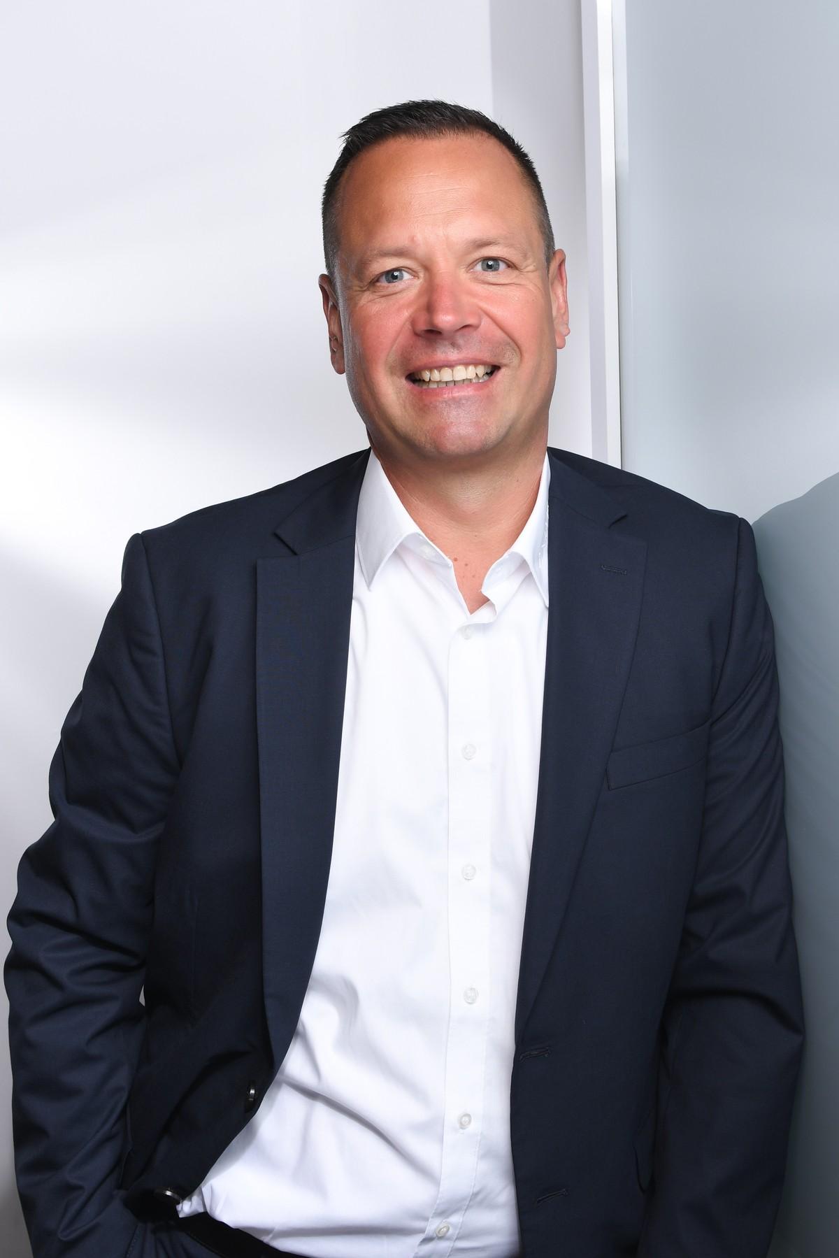 "Die E-Baustelle reduziert Lärm und
Schadstoffe, verbessert dadurch die Akzeptanz und stärkt das Vertrauen in moderne Breitband-Infrastrukturprojekte." Sascha Bendler | Foto: Axians Deutschland "Die E-Baustelle reduziert Lärm und
Schadstoffe, verbessert dadurch die Akzeptanz und stärkt das Vertrauen in moderne Breitband-Infrastrukturprojekte." Sascha Bendler | Foto: Axians Deutschland