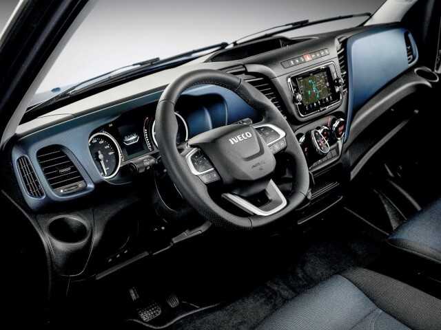 Blickfang im Cockpit ist das neue Multifunktions-Lederlenkrad mit zahlreichen Funktionen. | Foto: Iveco Blickfang im Cockpit ist das neue Multifunktions-Lederlenkrad mit zahlreichen Funktionen. | Foto: Iveco