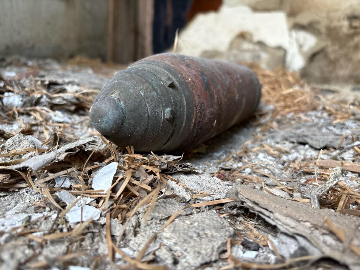 Diese Granate fand ein Arbeiter in Uttenweiler. | Foto: Polizeipräsidium Ulm