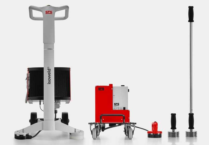 Qualitätsverlegung auf dem Flachdach: Die akkubetriebene Gerätegeneration „isoweld B“ arbeitet netzunabhängig mit automatischer Kalibrierung. | Foto: SFS