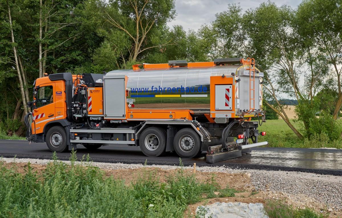 Maßgeschneidert von Schäfer-Technic: Lkw-Bitumenvorspritzmaschine als Dreiachser mit zwei 3.500-Liter-Tanks und Variomat-Spritzbalken. | Foto: Schäfer-Technic Maßgeschneidert von Schäfer-Technic: Lkw-Bitumenvorspritzmaschine als Dreiachser mit zwei 3.500-Liter-Tanks und Variomat-Spritzbalken. | Foto: Schäfer-Technic