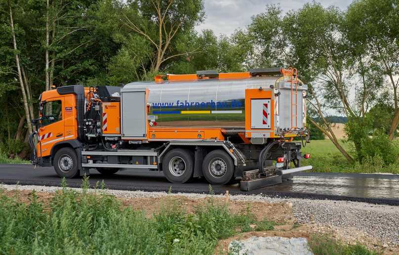 Maßgeschneidert von Schäfer-Technic: Lkw-Bitumenvorspritzmaschine als Dreiachser mit zwei 3.500-Liter-Tanks und Variomat-Spritzbalken. | Foto: Schäfer-Technic Maßgeschneidert von Schäfer-Technic: Lkw-Bitumenvorspritzmaschine als Dreiachser mit zwei 3.500-Liter-Tanks und Variomat-Spritzbalken. | Foto: Schäfer-Technic