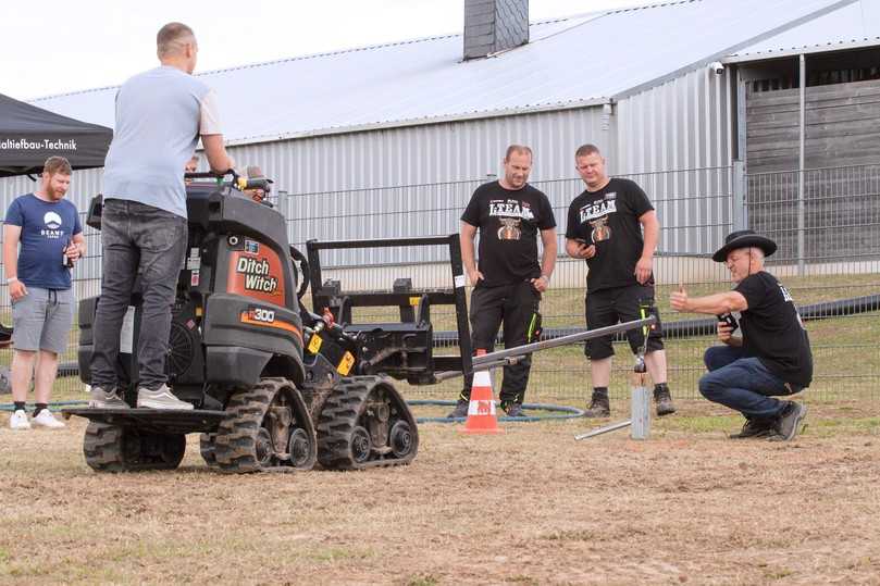 Hier war Geschicklichkeit gefragt: Beim Ditch Witch Zahn R300 Wettbewerb musste u.a. eine Bierflasche mit einer Palettengabel geöffnet werden. | Foto: L-Team Baumaschinen